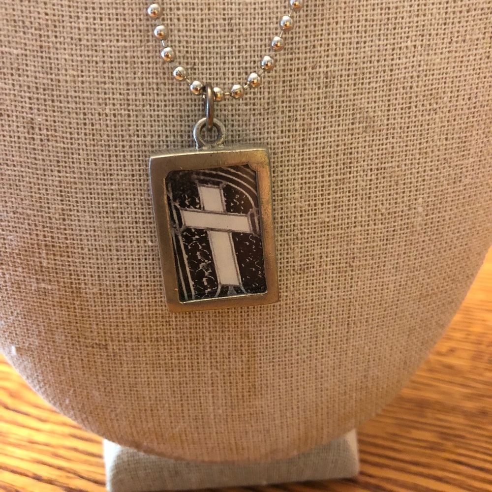 Initial necklace. T